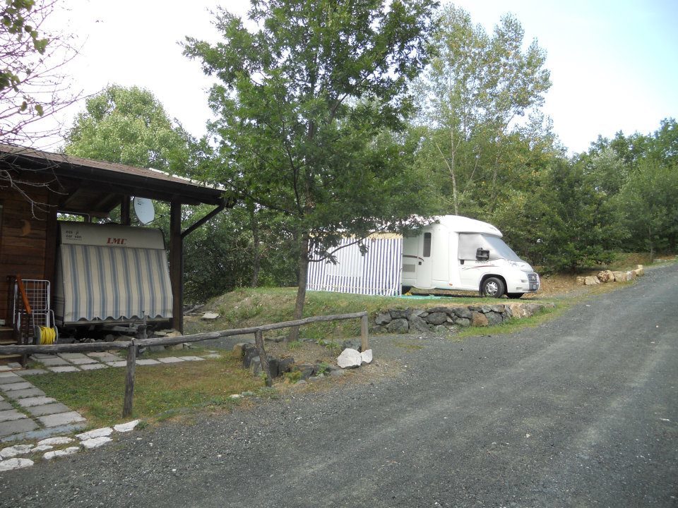 Camping-Campeggio-Village-Rocca-dei-folli-Ferriere-chalet-piazzole-camper-caravan-roulotte-tenda.jpg