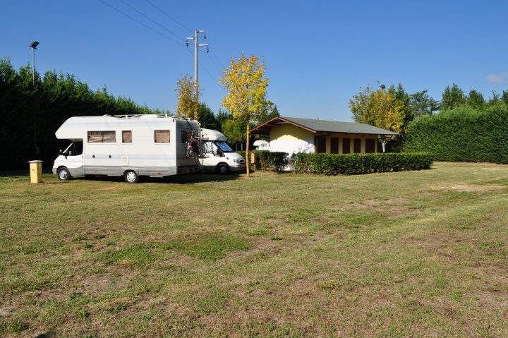 Area-sosta-camper-cavallari-comacchio-piazzole.jpg