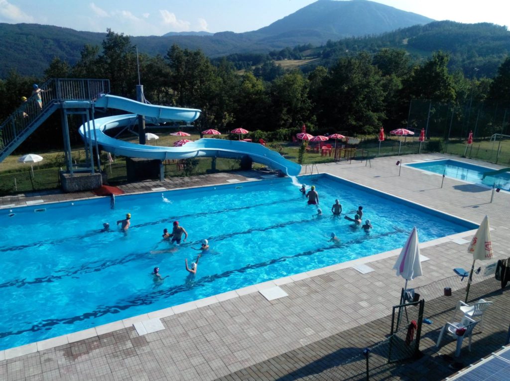 Piscina villaggio turistico il falco località fornello Varsi Parma.jpg