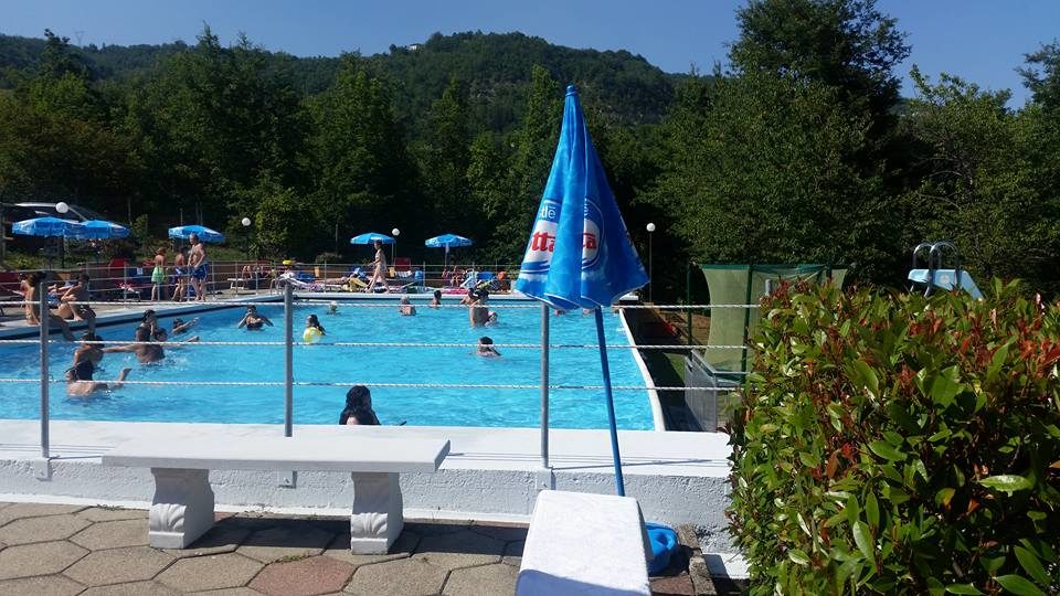 Camping-campeggio-Le-Rossane-Farini-Piacenza-Colline-Appennino-piscina.jpg