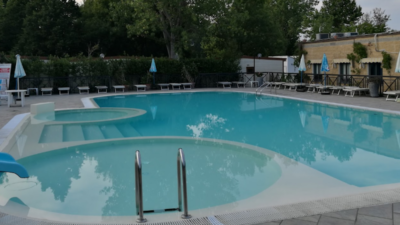 Torre-pendente-camping-pisa-piscina.png