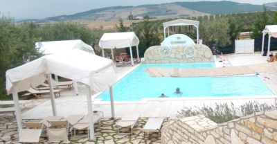 azienda-agrituristica-agricampeggio-le-mattinelle-piscina.png