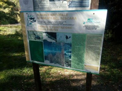 Parcheggio-Riserva-Naturale-Sorgenti-Pescara-Cartello.jpeg