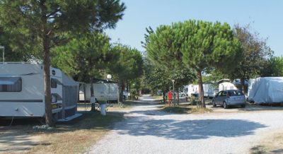 Camping-campeggio-Villaggio-dei-Pini-Punta-Marina-Terme-Lidi-Ravenna-Ravennati-piazzole-camper-caravan-roulotte-tende.jpg