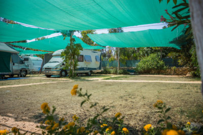 agricampeggio-glamping-torre-sabea-panoramica-parcheggio-camper.jpg