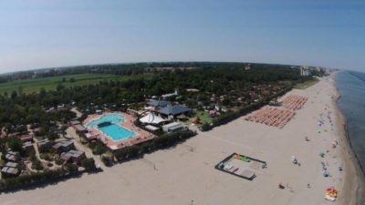 Camping-campeggio-Holiday-Park-Spiaggia-e-mare-Comacchio-Porto-Garibaldi-Sette-Lidi-Ferraresi-Ferrara-vista-aerea-generale.jpg